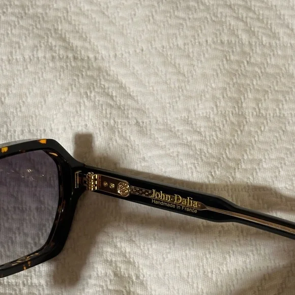 Classic Tortoise Shell Sunglasses - Picture 4 of 7